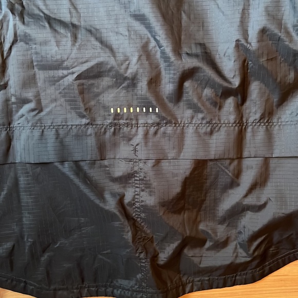 Nike running essential jacket. Size L. Black. New! - Picture 4 of 6